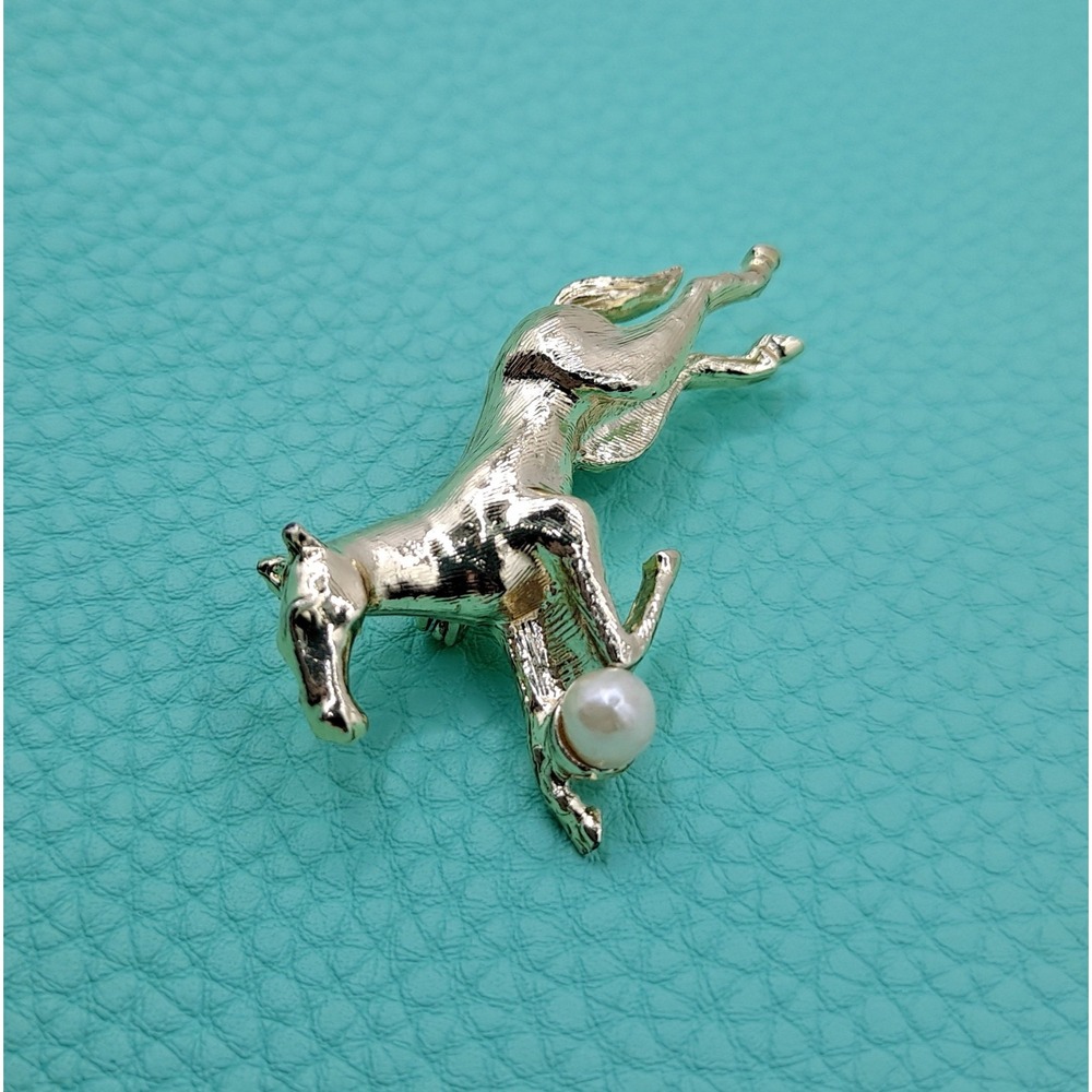 Vintage Horse Brooch Light Goldtone Mid Century Filly with Pearl - Picture 4 of 9